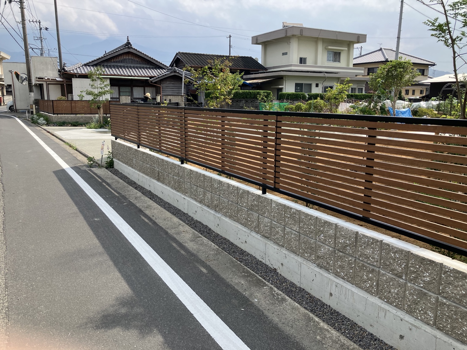 木目調の横格子フェンスとブロック塀